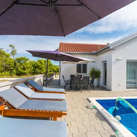 Nicolle Only 50meters From The - By Ta Leut Agency *
