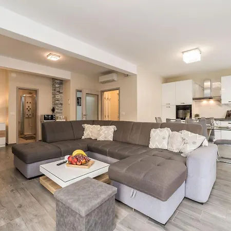 Nicolle Only 50meters From The - By Ta Leut Agency *