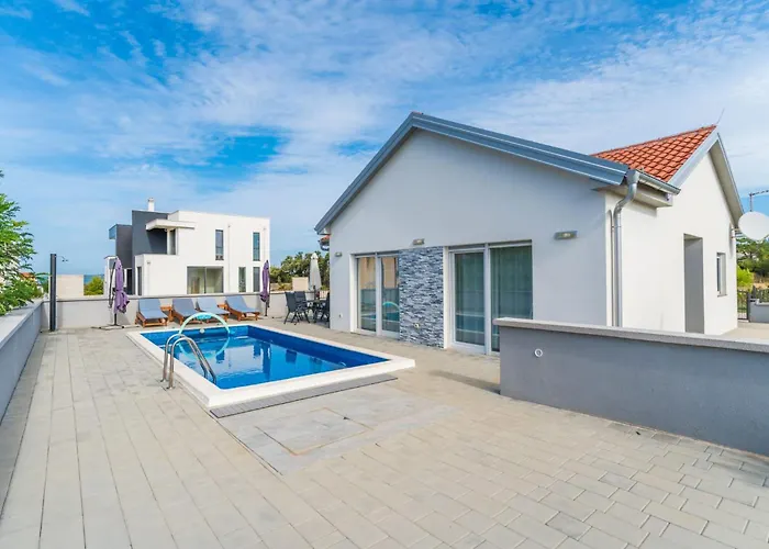 Nicolle Only 50meters From The - By Ta Leut Agency *