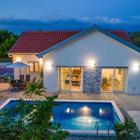 Βίλα Nicolle Only 50meters From The - By Ta Leut Agency *